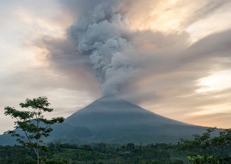 Vulkan na Baliju izbacivao lavu i pepeo