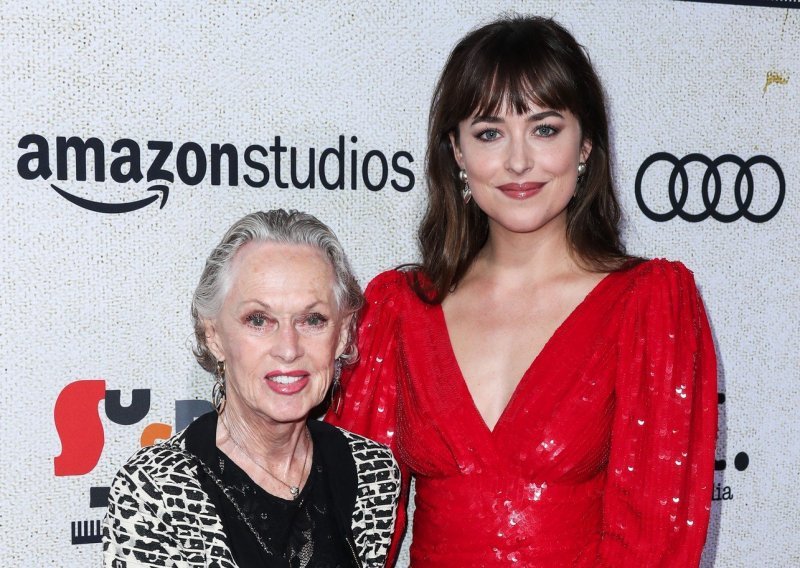 Dakota Johnson na premijeru povela slavnu baku: Tko bi joj dao 88 godina?