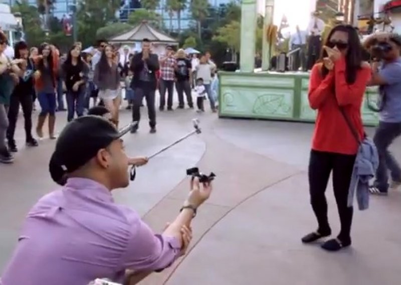 Zaprosio djevojku flash mobom u Disneylandu