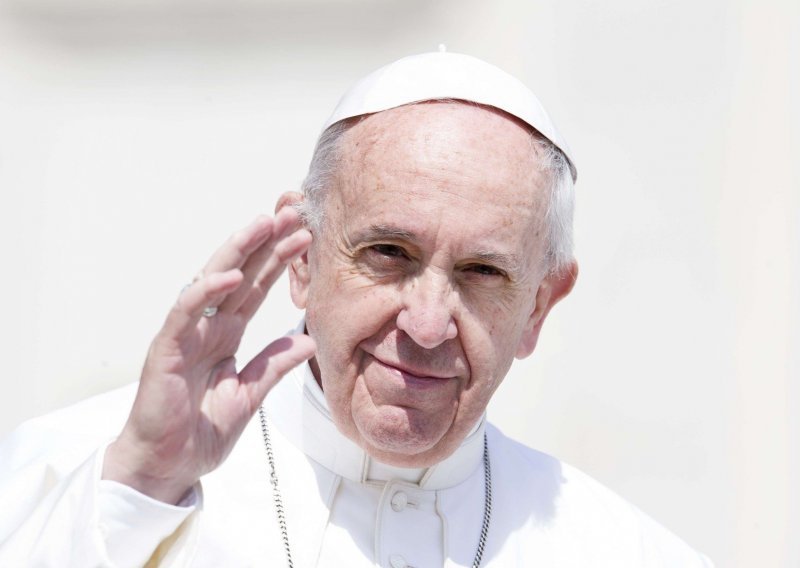 Papa poručio licemjernim kršćanima da radije žive kao ateisti