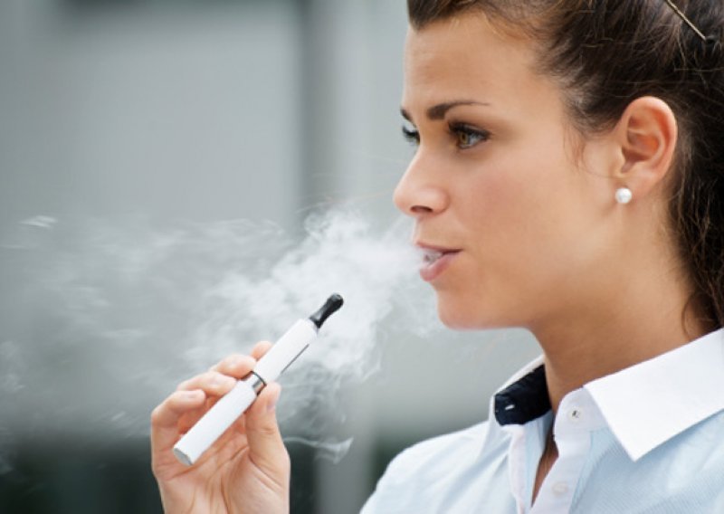 Kreće u boj protiv e-cigareta: Puše čak i na misi