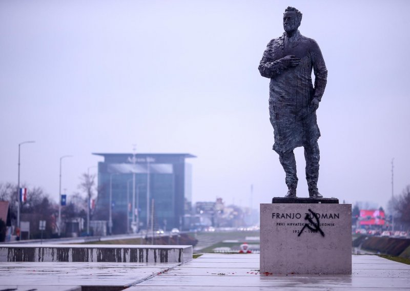 Na zagrebačkom spomeniku Franji Tuđmanu osvanuo srp i čekić