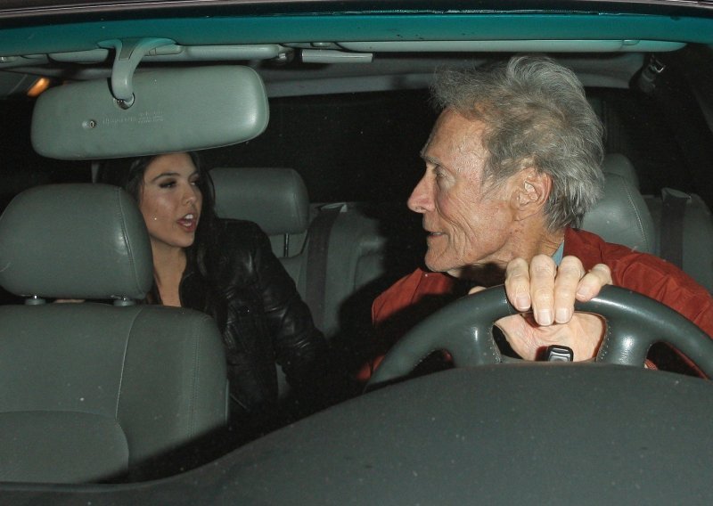 Clint Eastwood u izlasku sa 65 godina mlađom ljepoticom