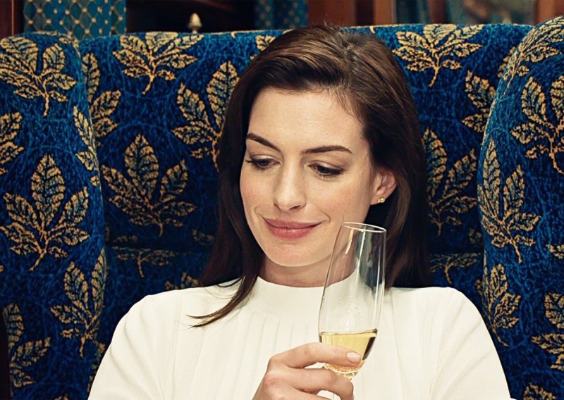 Anne Hathaway možda je prestala piti no definitivno nije izgubila smisao za humor