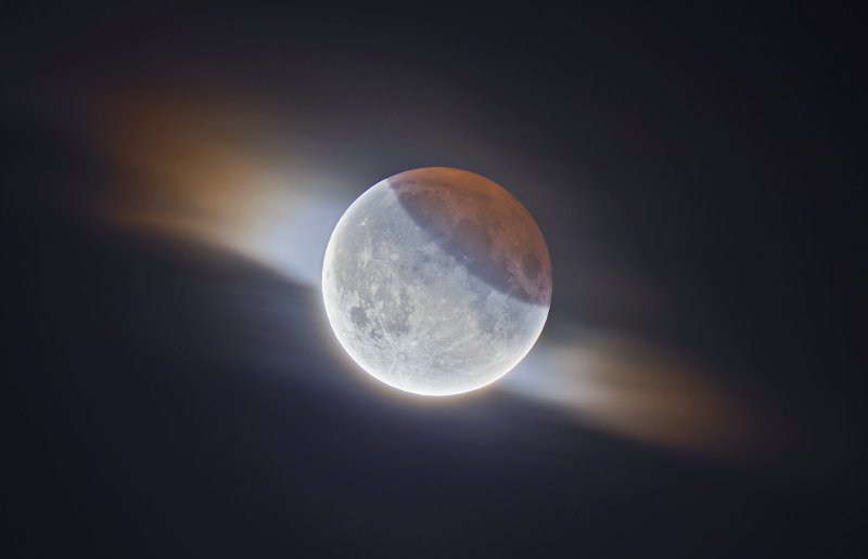 Kategorija 'Naš Mjesec' - Drugo mjesto: HDR Partial Lunar Eclipse With Clouds, autor: Ethan Roberts