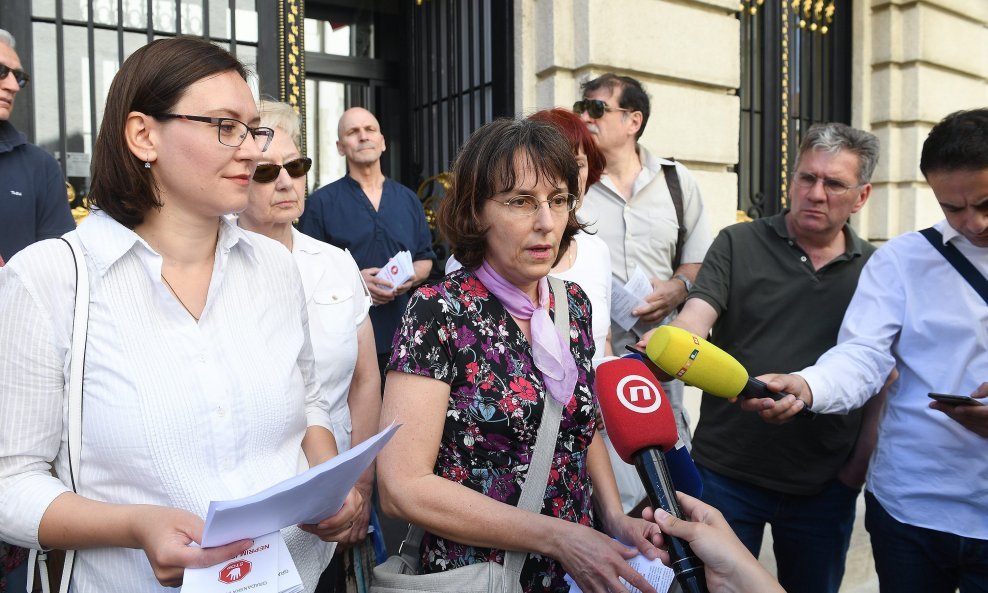 Kristina Pavlović dala je izjavu ispred inicijative Stop neprimjerenoj lektiri