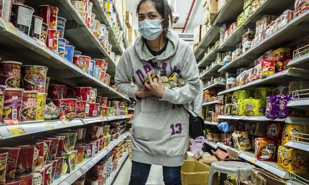 Stanovnici su pohrlili u supermarkete po namirnice nakon što su vlasti Makaa 4. veljače 2020. objavile da supaju na snagu izvanredne mjereme za suzbijanje epidemije koronavirusa