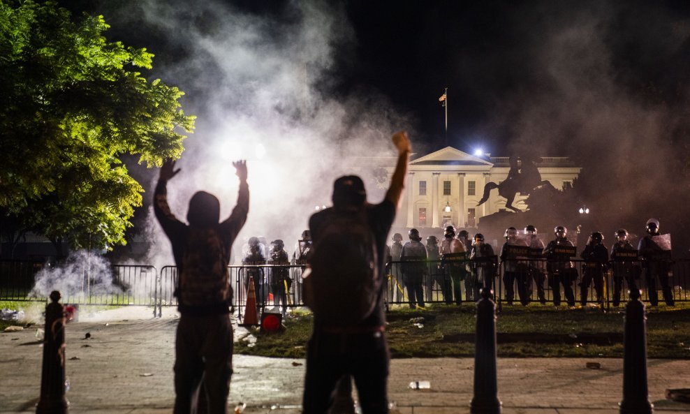 Ilustracija / prosvjedi ispred Bijele kuće u Washingtonu