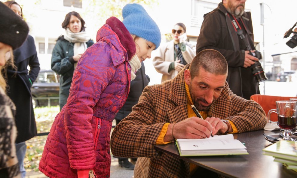 Autor i glumac Slavko Sobin potpisuje slikovnice na promociji