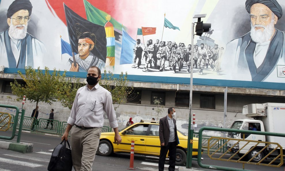 Veliki plakati s likom Ali Khamenei u Teheranu, Iran