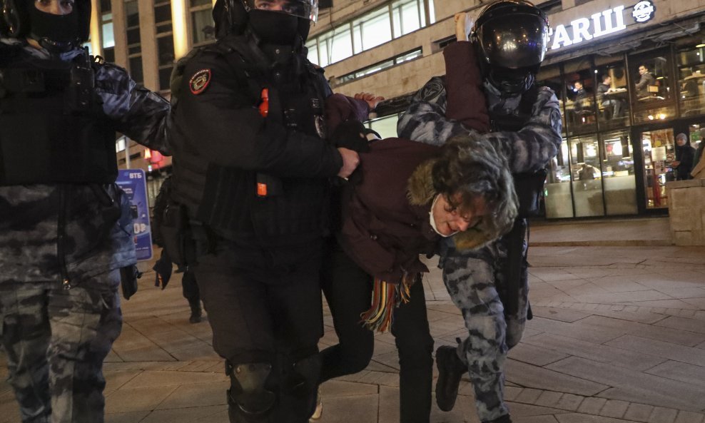 Ruska policija uhićuje prosvjednike protiv ruske invazije na Ukrajinu u Moskvi