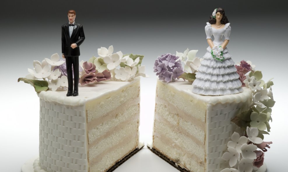 Brak razvod, torta, vjenčanje mladenci