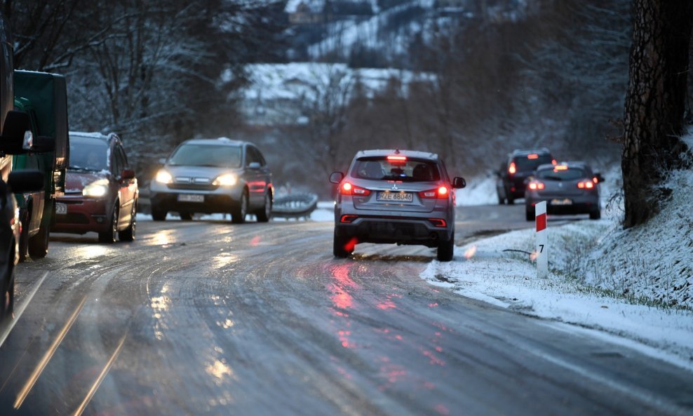Posebno složena situacija može nastati kad se na prometnicama pojave jaka kiša, snijeg i poledica