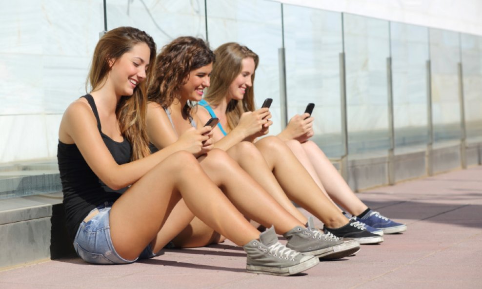 žene djevojke tinejdžerice mobitel pametni telefon