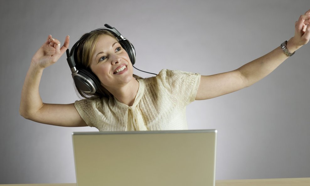 glazba slušanje glazbe MP3 laptop tinejdžerica