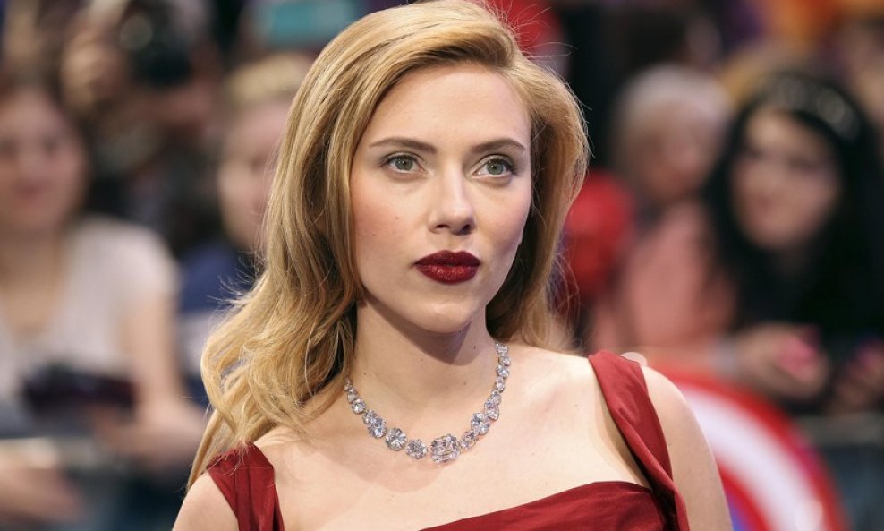 Ako postoji boja koju Scarlett Johansson nosi doista savršeno, onda je to definitivno crvena. Ovoga puta u uskoj koktel haljinici, zanosna plavuša izgledala doista spektakularno
