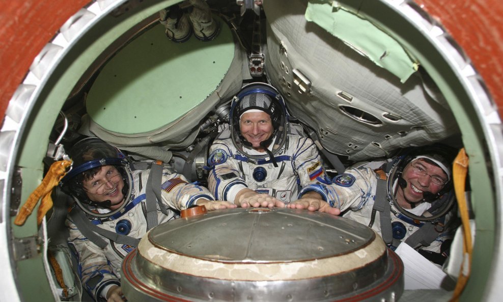 Charles Simonyi (prvi lijevo), Amerikanac mađarskog porijekla, jedan od osnivača Microsofta i peti svemirski turist, spreman je za avanturu. On i dvojica astronauta: Genady Padalka (Rusija) i Michael Barratt (Sjedinjene Američke Države), u svemir će polet