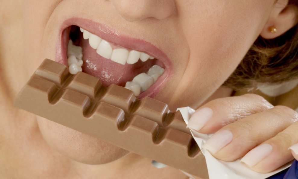 žena jede čokoladu 
