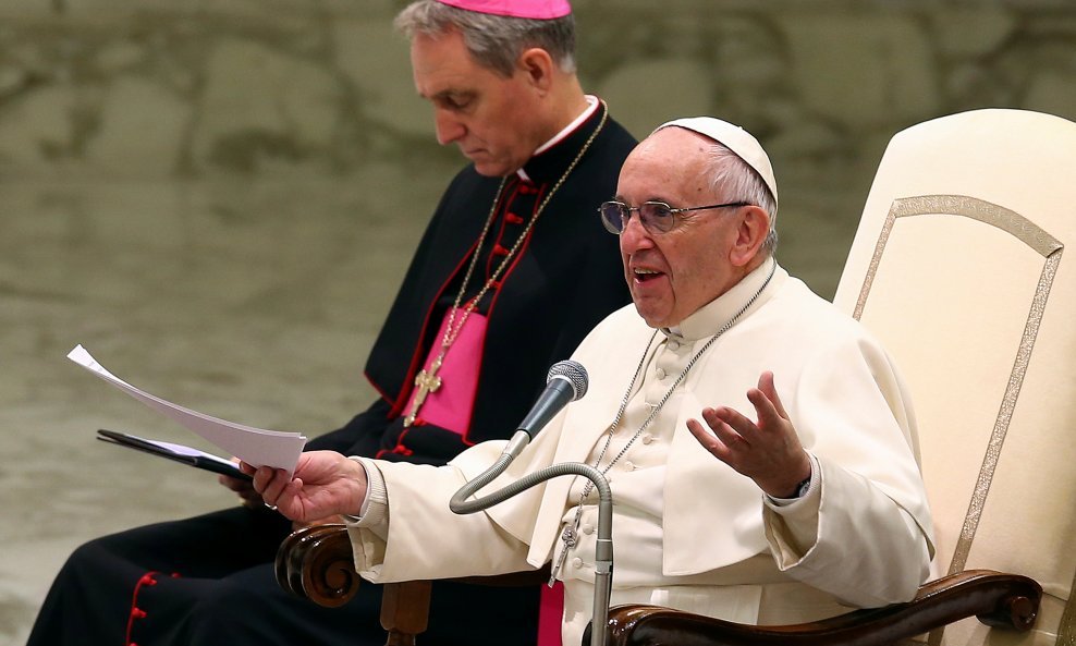 Papa Franjo upozorio je na opasnost od širenja lažnih vijesti