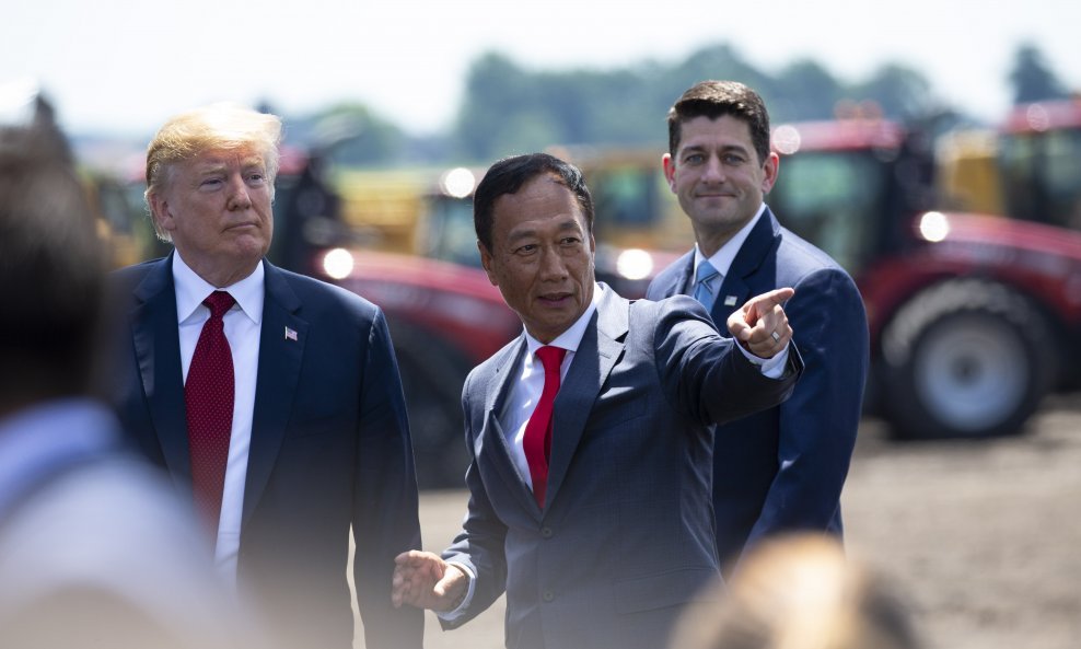 Donald Trump, Terry Gou i Paul Ryan na polaganju kamena temeljca za tvornicu Foxconna u Wisconsinu 28. lipnja 2018.