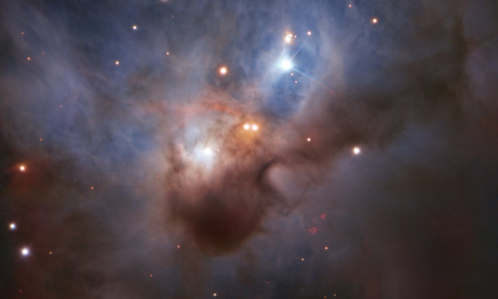 Reflektirajuća maglica u obliku šišmiša ne emitira svjetlost, nego je osvijetljena skupinom mladih zvijezda