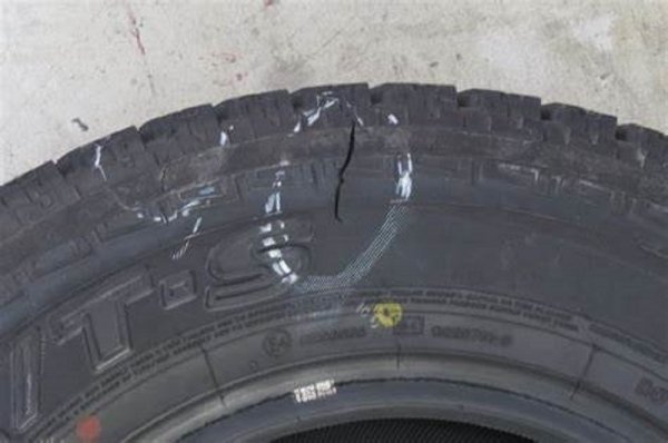 Ova guma je mehanički oštećena i više nije za sigurnu upotrebu