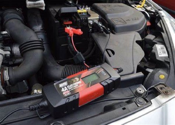 Punjač akumulatora će vam pomoći da dopunite akumulator ako vaše vozilo ne upotrebljavate duže vrijeme