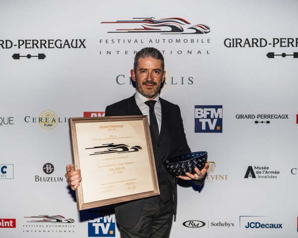 Gilles Vidal na dodjeli nagrade Girard-Perregaux za dizajn Peugeota e-208