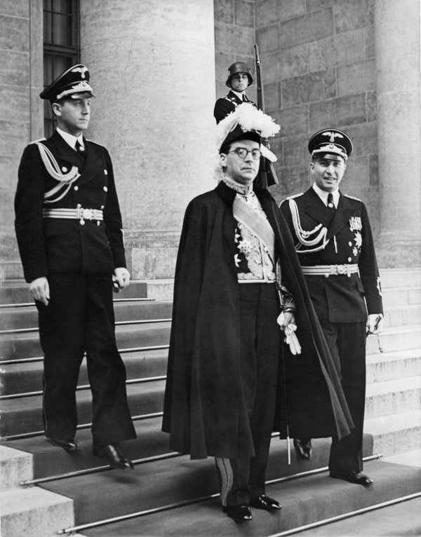 Ivo Andrić nakon prijema kod Hitlera u Novom uredu Reicha. Desetljećima kasnije u jednom od razgovora rekao je kako se najviše sjeća Hitlerova stiska   ruke, 'vlažne i pomalo hladne'
