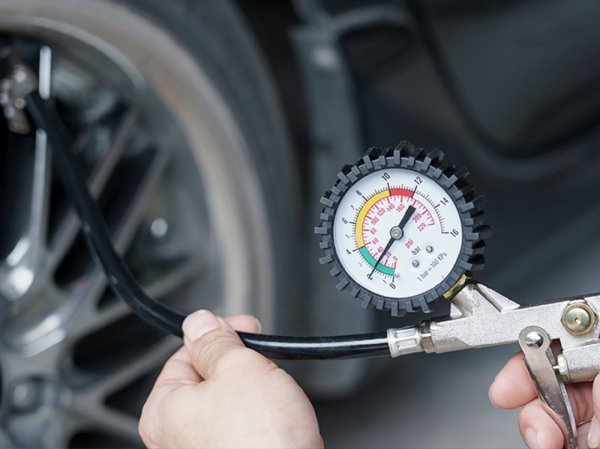 Provjeravajte periodički tlak zraka u gumama vašeg automobila
