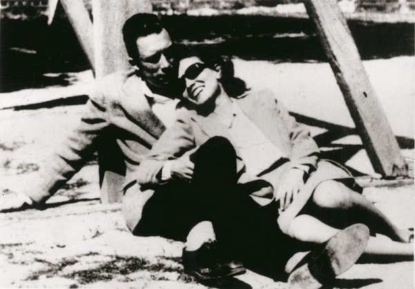 1938. Albert Camus susreće Francine Faure, s kojom će se vjenčati 1940. U 1941. i 1942. par živi u Oranu odakle potječe Francine