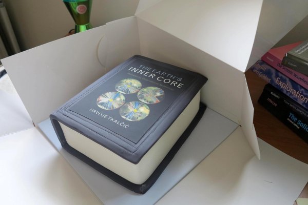 Rođendanska torta u obliku znanstvenog djela