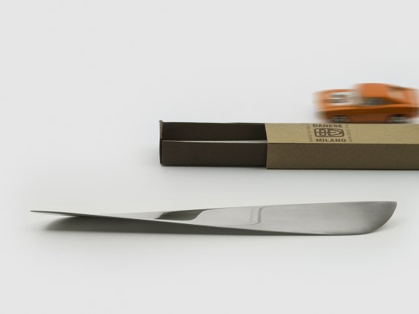 Otvarač za pisma - bllistavi čelični nož dizajnirao je Enzo Mari