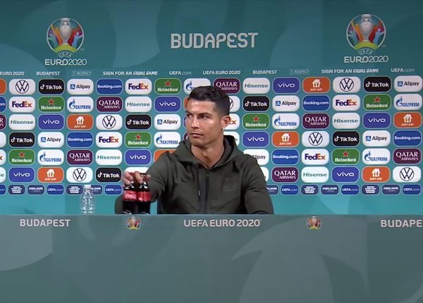 Trenutak kad je Cristiano Ronaldo maknuo boce Coca-Cole na tiskovnoj konferenciji
