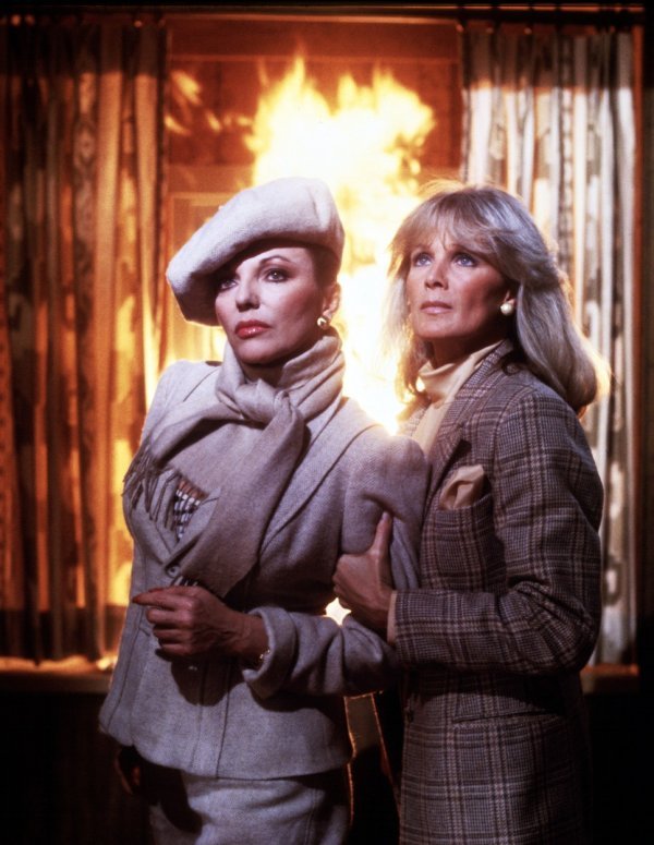Joan Collins i Linda Evans kao Alexis Carrington i Krystle Carrington u seriji 'Dinastija'