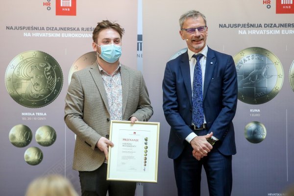 Stjepan Pranjković i guverner HNB-a Boris Vujčić prilikom uručenja nagrade za pobjednički dizajn
