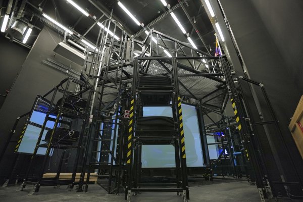 CAVE je impresivan prostor virtualne stvarnosti koji se sastoji od pet zidova i deset projektora