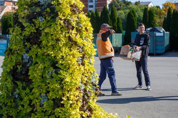 Zvonimir Palinkaš, poslovođa reciklažnog dvorišta Jug 2 u Osijeku, objašnjava građanima u koji kontejner se odlaže koja vrsta otpada