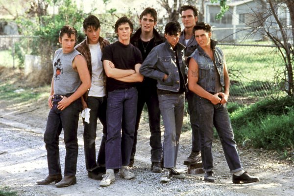 Emilio Estevez, Rob Lowe, C.Thomas Howell, Matt Dillon, Ralph Macchio, Patrick Swayze i Tom Cruise u filmu 'The Outsiders' (1983.)