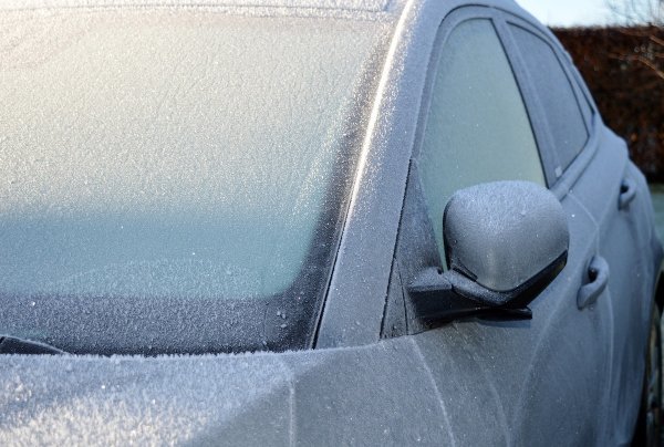 Prometne nesreće zbog samo djelomično uklonjenog leda i snijega na vjetrobranskom staklu i drugim prozorima
