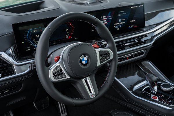 BMW X5 M Competition ima BMW Operating System 8