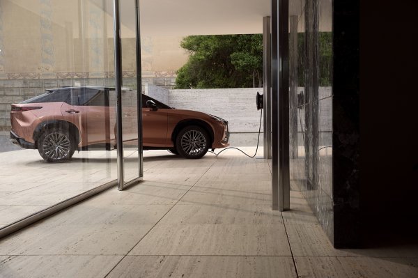 Lexus se priprema za lansiranje novog RZ-a