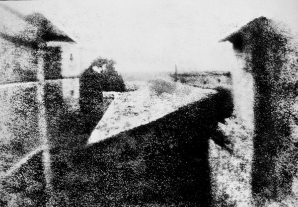Niépceov 'Pogled s prozora', (1826. ili 1827. godine). Riječ je o prvoj uspješnoj trajnoj fotografiji, a za njenu izradu je trebala ekspozicija od čak osam sati.
