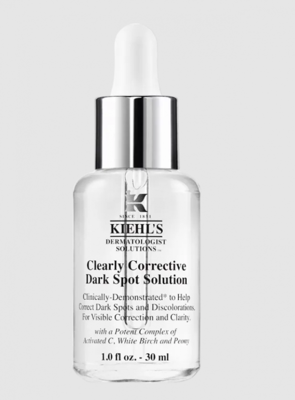 Kiehl's clearly corrective dark spot solution formuliran je s vitaminom C, ekstraktom bijele breze i božura te umanjuje stvaranje melanina, uzroka tamnih mrlja, a stalnim korištenjem tijekom vremena posvjetljuje kožu i izjednačava ten