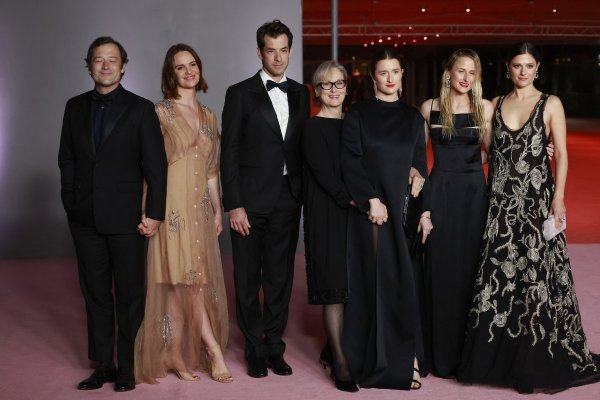 Meryl Streep s obitelji: kći Grace Gummer i suprug Mark Ronson, Mamie Gummer, Louise Jacobson, sin Henry Wolfe i supruga Tamryn Storm Hawker