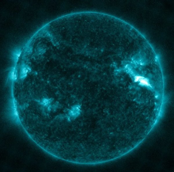 NASA-in Opservatorij za solarnu dinamiku snimio je ovu sliku solarne baklje – koja se vidi kao bljesak u gornjem desnom kutu – 14. prosinca. Slika prikazuje podskup ekstremnog ultraljubičastog svjetla koje ističe ekstremno vrući materijal u bakljama, a koje je obojeno u plavu boju.
