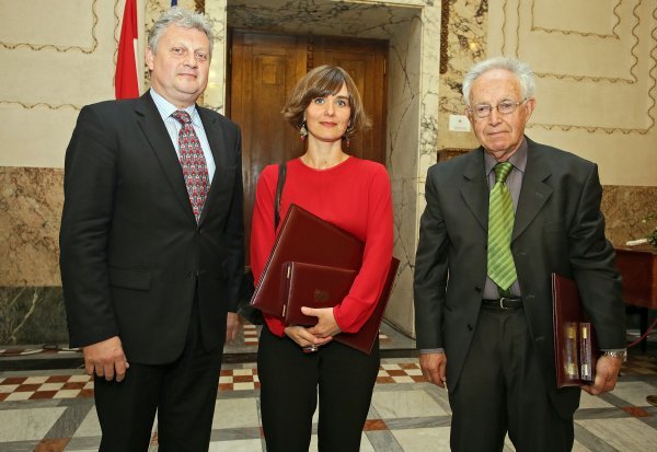 Vandi Mikšić 2015. tadašnji je ministar kulture Berislav Šipuš dodijelio nagradu Iso Velikanović za prevođenje