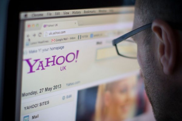 Još početkom dvijetisućitih Yahoo je preuzeo dvije tvrtke koje su imale tehnologiju konkurentnu Googleu u pretraživanju interneta i prodaji oglasa