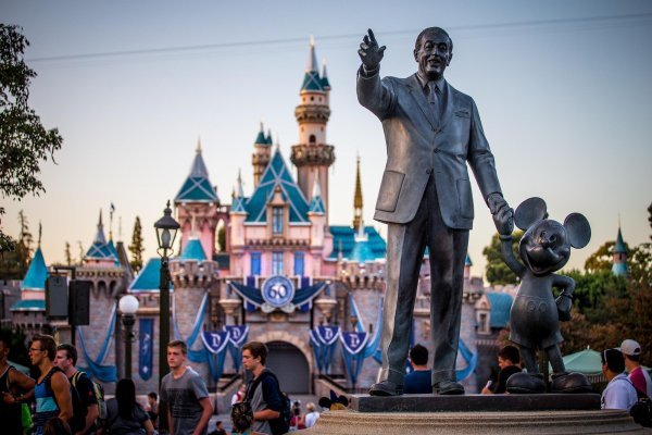 Skulptura Walta Disneyja i Mickeyja Mousea u Disneylandu