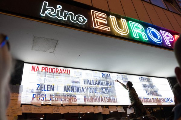 Građani su ulaz u kino oblijepili svojim porukama u znak podrške kinu
